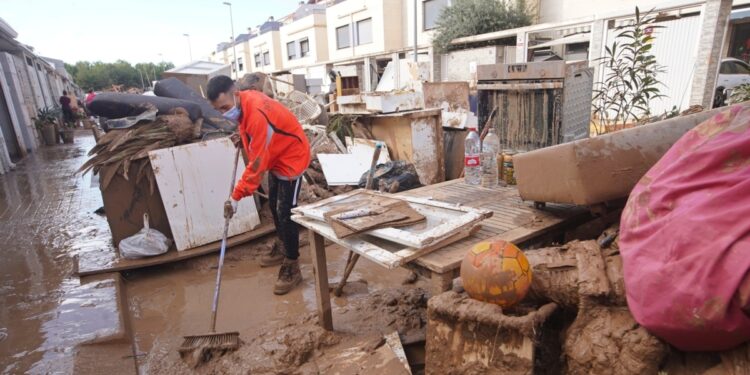 Gobierno español enviará 10.000 soldados y policías a Valencia tras letales inundaciones