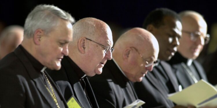 Sobrevivientes de abuso instan al Vaticano a globalizar política de tolerancia cero aprobada en EEUU