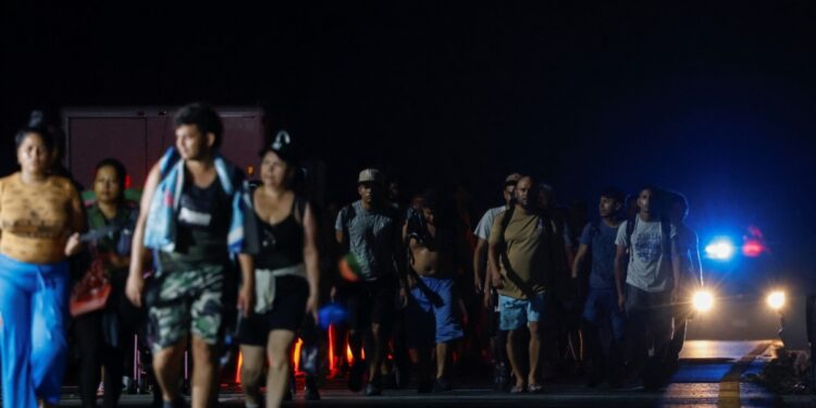 Estadounidenses ven inmigración como principal problema que Trump debe abordar: sondeo