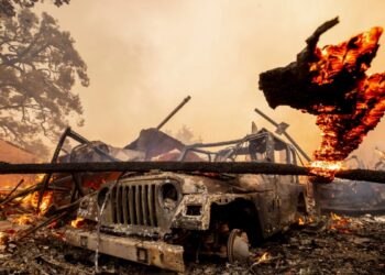 Bomberos en ambas costas de EEUU luchan contra incendios forestales