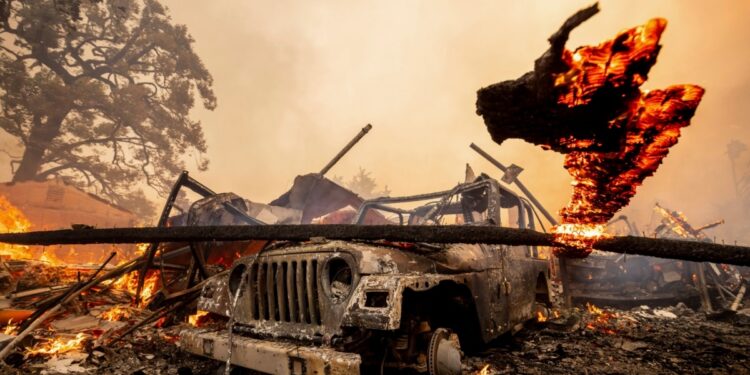 Bomberos en ambas costas de EEUU luchan contra incendios forestales