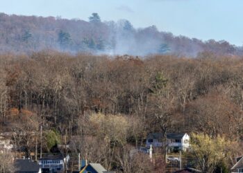 Bomberos combaten incendios en ambas costas de EEUU
