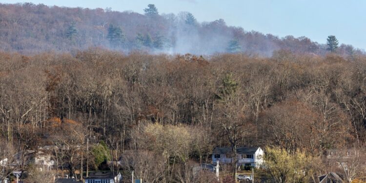 Bomberos combaten incendios en ambas costas de EEUU
