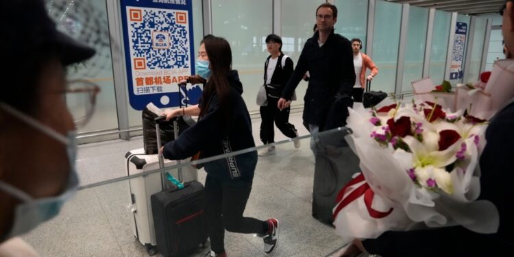 China amplía entrada sin visa a ciudadanos de otros 9 países para impulsar su economía