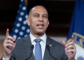 Hakeem Jeffries reelegido como líder demócrata en cámara baja a pesar de derrota de su partido