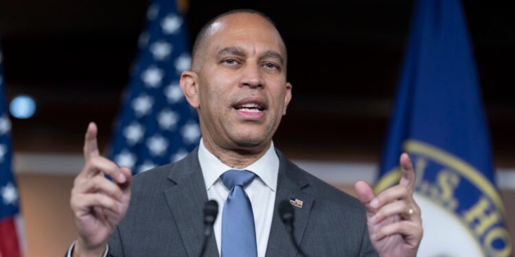 Hakeem Jeffries reelegido como líder demócrata en cámara baja a pesar de derrota de su partido