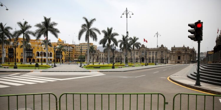 Autoridades peruanas blindan Lima por cumbre APEC y en medio de amenazas de protestas