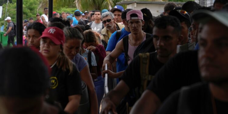 Reaparece periodista detenido. Miles siguen cruzando el Darién.