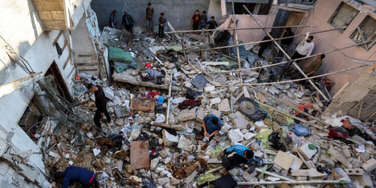 14 muertos en ataque israelí en Gaza que genera nuevos desplazamientos