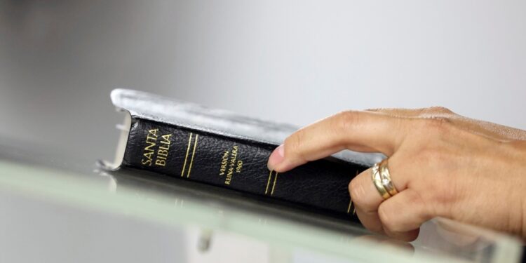 Propuesta en Texas permitiría usar enseñanzas bíblicas en clases escolares