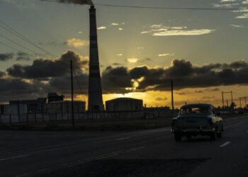 Colapsa el sistema eléctrico de Cuba bajo los embates del huracán Rafael