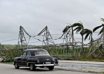 Restablecen lentamente la electricidad en Cuba tras paso del huracán Rafael