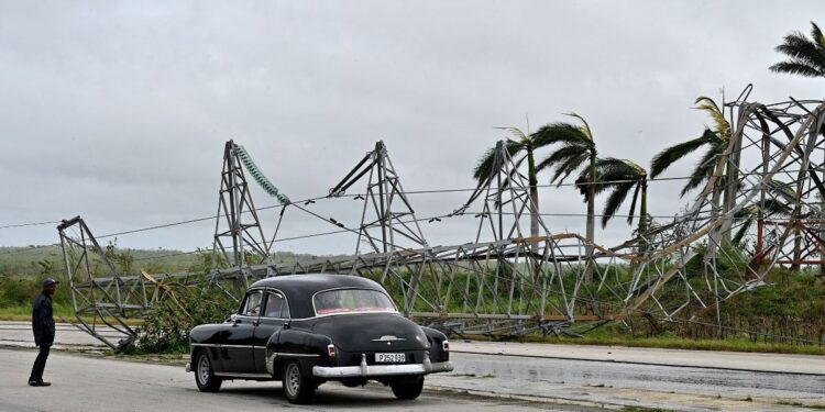 Restablecen lentamente la electricidad en Cuba tras paso del huracán Rafael