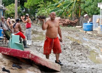 En medio de la tragedia del huracán Óscar, el régimen cubano vende colchones a los damnificados
