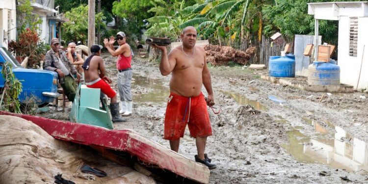 En medio de la tragedia del huracán Óscar, el régimen cubano vende colchones a los damnificados