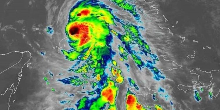 El huracán Rafael abandona Cuba dejando fuertes lluvias, vientos y marejadas