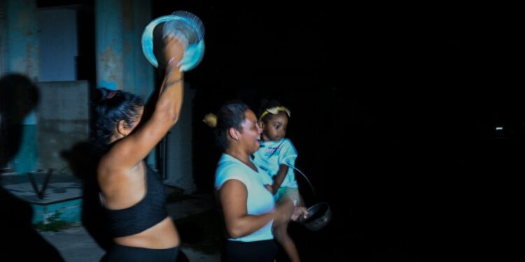 habitantes de Encrucijada, Villa Clara, salen a las calles por apagón de más de 48 horas