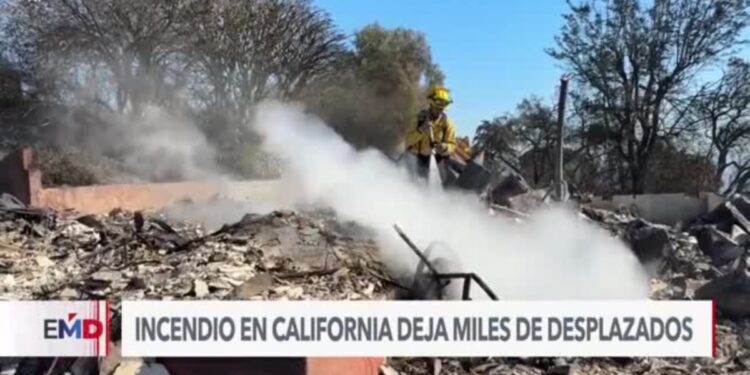 Incendio en California deja miles de desplazados y hogares destruidos