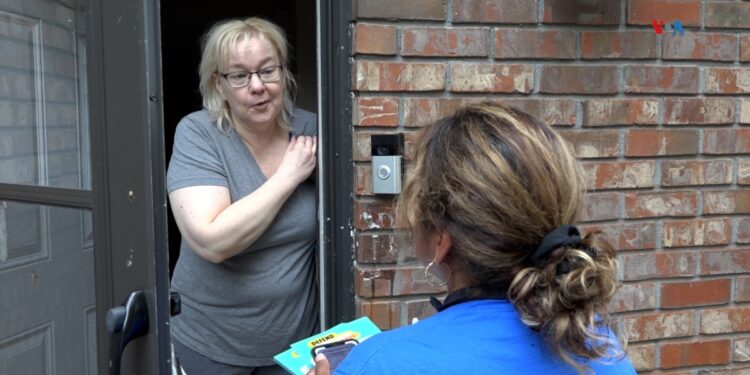 Campañas puerta a puerta buscan el voto latino en Georgia «hasta el último minuto»