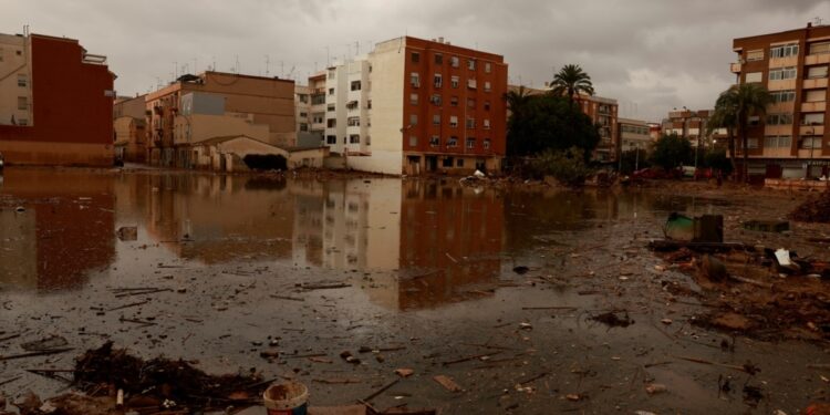 Nuevas tormentas obligan a cerrar escuelas y cancelar trenes en España