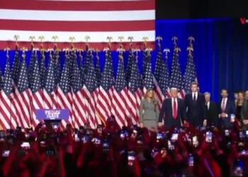 Trump se declara vencedor frente a una multitud de seguidores