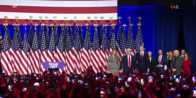 Trump se declara vencedor frente a una multitud de seguidores