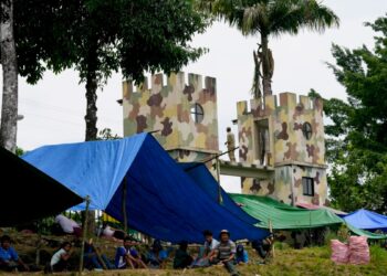 Policía boliviana continúa despejando rutas aunque retén militar sigue en control de manifestantes
