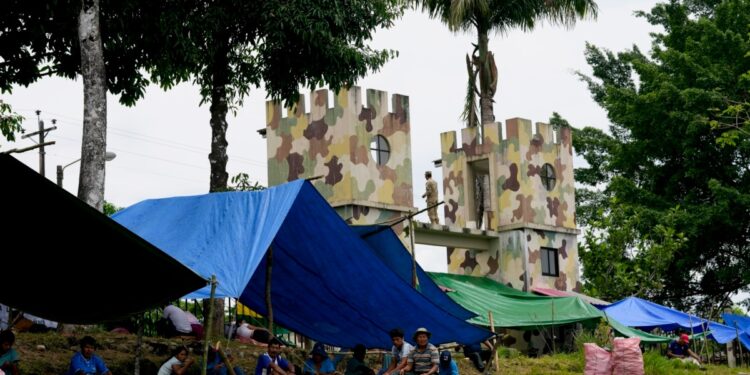Policía boliviana continúa despejando rutas aunque retén militar sigue en control de manifestantes