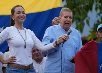 Gobierno y oposición felicitan a Trump, quieren buena relación.