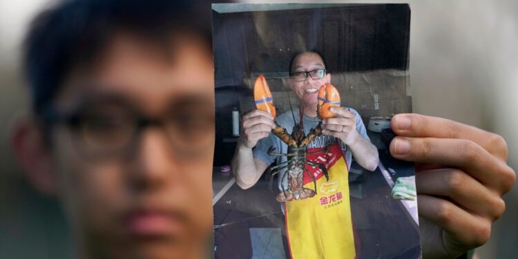 La Casa Blanca dice que liberaron a tres estadounidenses que estuvieron detenidos durante años en China