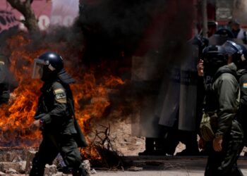 Grupo armado asalta cuartel militar en Bolivia; policías despejan carreteras a la fuerza