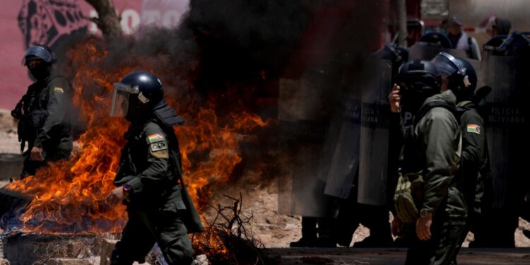 Grupo armado asalta cuartel militar en Bolivia; policías despejan carreteras a la fuerza