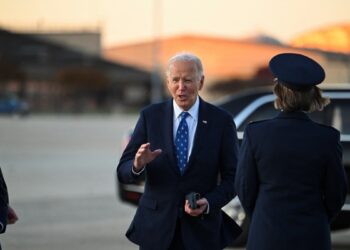 Biden dice que espera que Trump reconsidere aranceles a México y Canadá