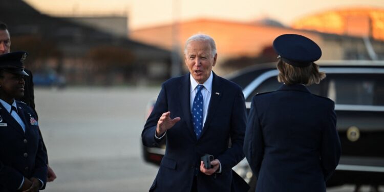 Biden dice que espera que Trump reconsidere aranceles a México y Canadá