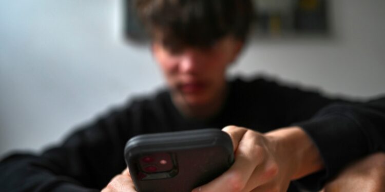 Australia aprueba prohibición de redes sociales para menores de 16 años