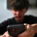 Australia aprueba prohibición de redes sociales para menores de 16 años