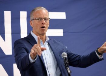 El republicano John Thune desplaza a Rick Scott y será líder de la mayoría del Senado de EEUU