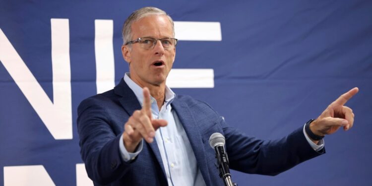 El republicano John Thune desplaza a Rick Scott y será líder de la mayoría del Senado de EEUU