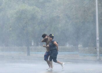 El paso del huracán Rafael deja sin el servicio de energía eléctrica a miles de cubanos, mientras el ciclón avanza por el Golfo de México