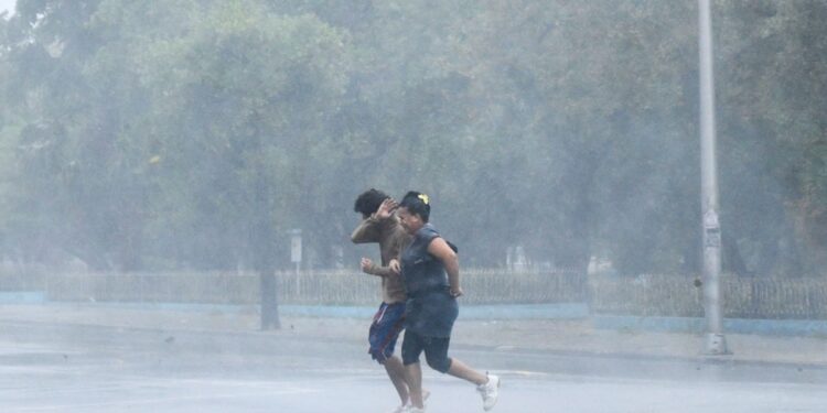 El paso del huracán Rafael deja sin el servicio de energía eléctrica a miles de cubanos, mientras el ciclón avanza por el Golfo de México