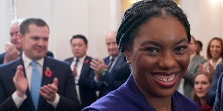 Partido Conservador británico elige a Kemi Badenoch como su nueva líder tras derrota electoral