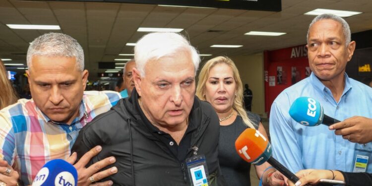 Juicio contra dos expresidentes panameños se aplaza para 2025