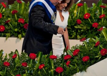 Condenan a exprimera dama de El Salvador a tres años de prisión