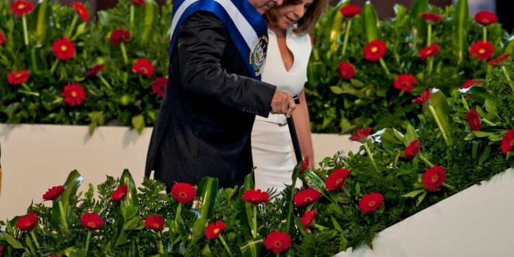 Condenan a exprimera dama de El Salvador a tres años de prisión