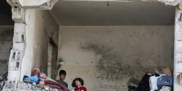 Mujeres y niños rebuscan comida en la basura de Gaza, dice funcionario de la ONU