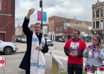 Plantan árboles en Chicago para recordar a víctimas de violencia con armas de fuego