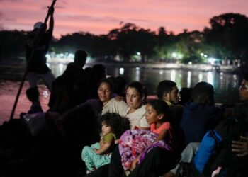 ¿Cómo los cárteles mexicanos gestionan flujo de migrantes en su camino a EEUU?