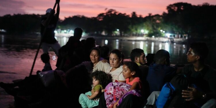 ¿Cómo los cárteles mexicanos gestionan flujo de migrantes en su camino a EEUU?