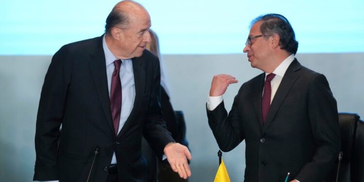 Inhabilitan por 10 años a excanciller de Colombia por polémica licitación para elaborar pasaportes