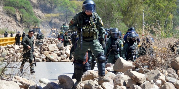 Bolivia enfrenta una difícil recuperación económica por el impacto de los bloqueos de carreteras